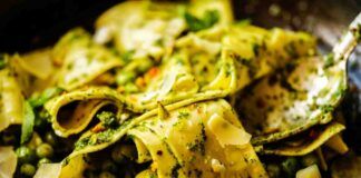 Se hai del pesto e dei piselli puoi preparare un piatto di pasta a prova di scarpetta, di sicuro spacca