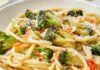 Spaghetti broccoli e mandorle in 10 minuti prepari un pranzetto da leccarsi baffi e controbaffi