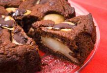 Ti bastano 100 g di cioccolato fondente per preparare questa squisita torta alle pere, anche i piccoli l'adoreranno