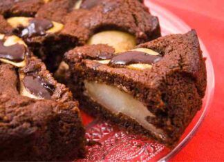 Ti bastano 100 g di cioccolato fondente per preparare questa squisita torta alle pere, anche i piccoli l'adoreranno