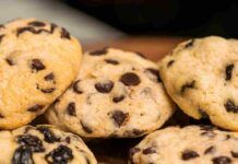 Ti basterà un cucchiaio per preparare questi gustosi biscotti con gocce di cioccolato, la ricetta ideale per i principianti