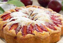 Torta alle prugne e mele semplici ingredienti per realizzare un dolce morbido, light e perfetto a colazione