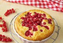 Torta di albumi e ribes leggera, soffice e profumata, la mangerai tutti i giorni, ti tornerà subito il buon umore