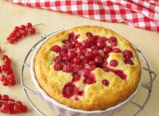 Torta di albumi e ribes leggera, soffice e profumata, la mangerai tutti i giorni, ti tornerà subito il buon umore
