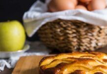 Hai un paio di mele un po’ marce? Se aggiungi un pizzico di cannella, un po’ di farina zucchero e uova fai una torta di mele che spacca Prepara questa torta di mele deliziosa - RicettaSprint