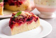 Torta rovesciata alle susine di gran effetto scenografico, questa si che sarà una goduria per gli occhi e il palato