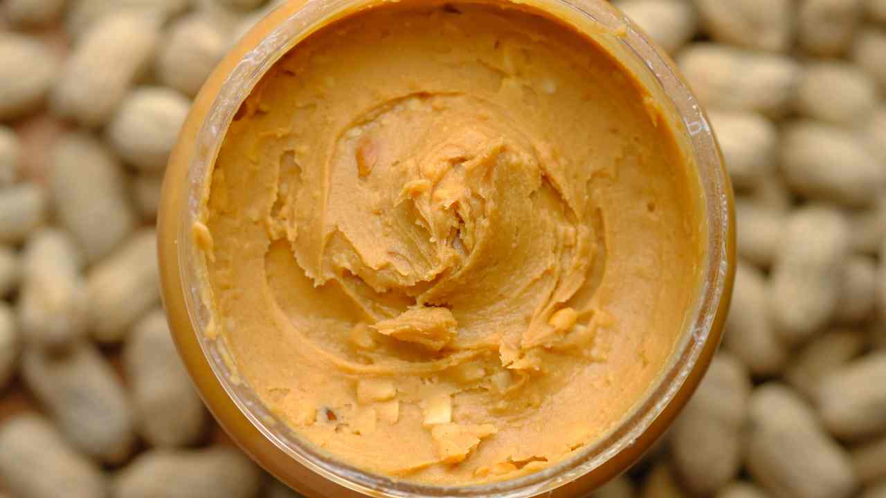 Una crema proteica e molto nutriente, il burro di arachidi fatto in casa in pochi passaggi 