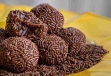 Baci al cioccolato e rum | Servi questo dolce dopo cena e vedrai che successo Baci di cioccolato al rum - RicettaSprint