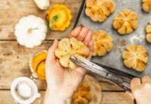 Biscotti morbidi ma con la zucca | Immergili nel tè e vedrai che delizia Biscotti morbidi alla zucca - RicettaSprint