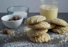 Biscotti all'albume con cioccolato bianco e nocciole, ne basta un solo morso per innamorartene e non ti fermi più ricettasprint.it