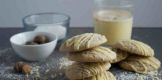 Biscotti all'albume con cioccolato bianco e nocciole, ne basta un solo morso per innamorartene e non ti fermi più ricettasprint.it