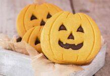 Biscotti di Halloween super golosi la crema al cioccolato stregherà tutti