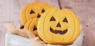 Biscotti di Halloween super golosi la crema al cioccolato stregherà tutti