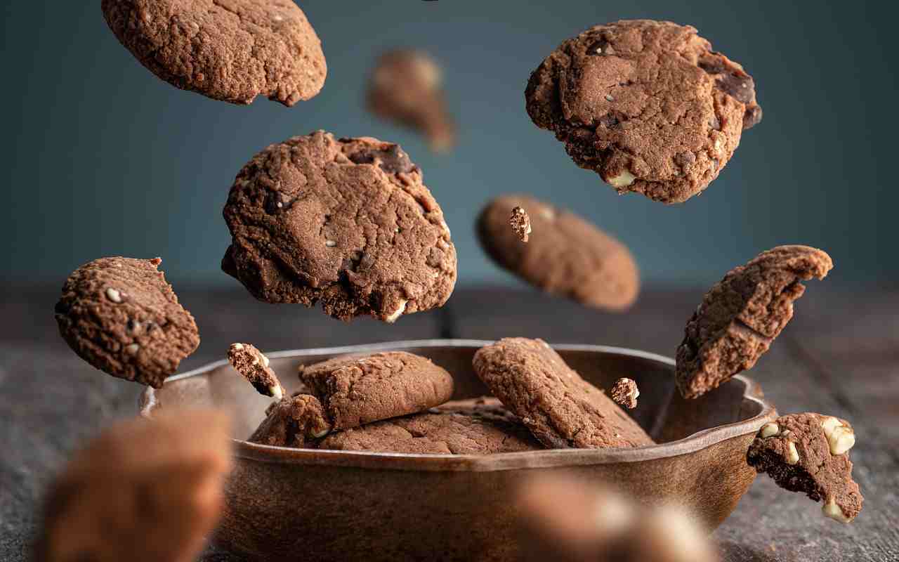 Biscotti tartufati con cacao noci e caffè, il tris perfetto per un croccante spuntino goloso a tutte le ore - RicettaSprint.it  --- (Fonte immagine: https://www.ricettasprint.it/wp-content/uploads/2023/10/Biscotti-tartufati-con-cacao-noci-e-caffe-29102023-ricettasprint.it_.jpg)