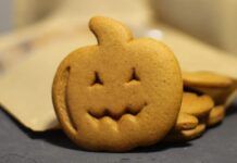 Biscottini di Halloween alla zucca, così buoni che li gradirai anche dopo cena! Biscottini di Halloween alla zucca 15102023 ricettasprint
