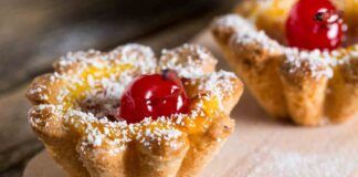 Cestini di pasta frolla ripieni di marmellata, aggiungi del cocco rapè e voilà il dessert dopo cena è servito