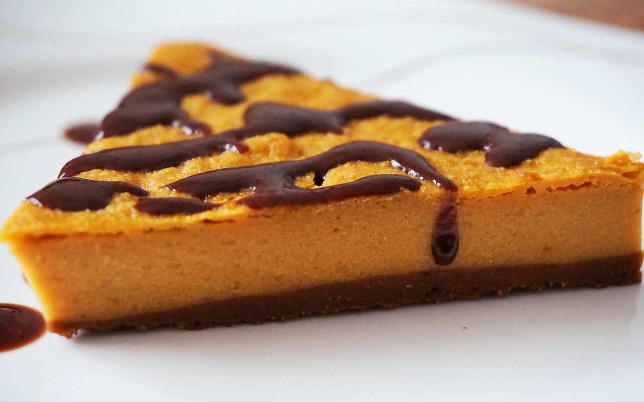 Cheesecake zucca e cioccolato: goditi questo dessert inaspettatamente goloso! - RicettaSprint.it  --- (Fonte immagine: https://www.ricettasprint.it/wp-content/uploads/2023/10/Cheesecake-zucca-e-cioccolato-15102023-ricettasprint.jpg)