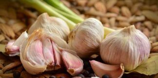 Come si sbuccia l'aglio - RicettaSprint