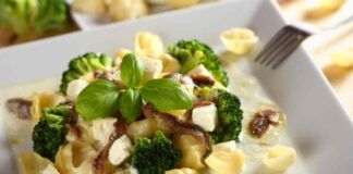 Con acciughe, broccoli e feta condisci la pasta, una gustosa alternativa ai classici primi piatti, goditi il pranzo con la tua famiglia