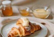 Cornetti sfogliati con crema di cioccolato bianco al miele, croccanti ripieno dolce e cremoso ricettasprint.it