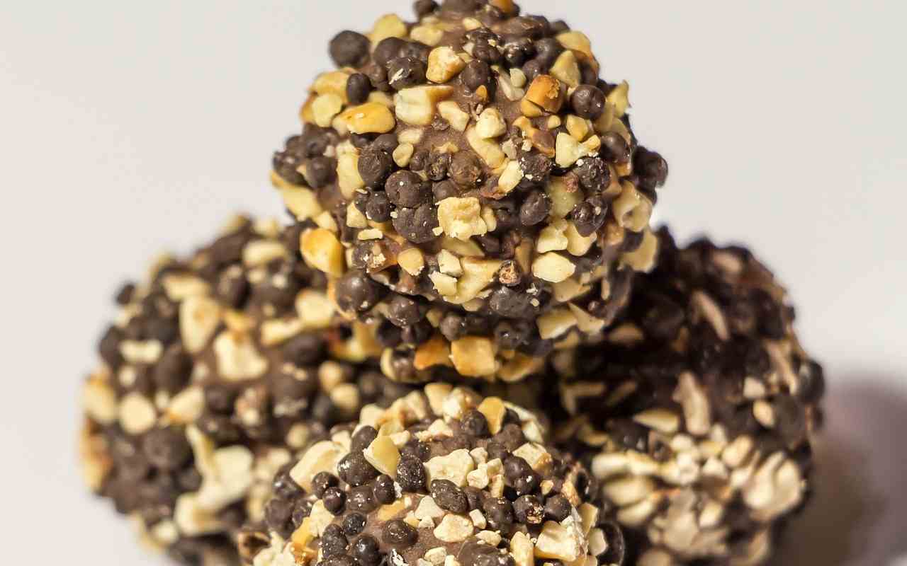 Croccantelle al cioccolato con mix di granella, per un dopo cena tutto da sgranocchiare - RicettaSprint.it  --- (Fonte immagine: https://www.ricettasprint.it/wp-content/uploads/2023/10/Croccantelle-al-cioccolato-con-mix-di-granella-04102023-ricettasprint.jpg)