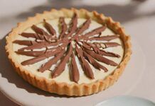 Crostata alla crema di cioccolato bianco e nutella: un tripudio di dolcezza che farà impazzire tutti ricettasprint.it