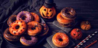 Donuts di Halloween festeggiamo la notte più mostruosa dell'anno, i piccoli, e non solo, li divoreranno in un sol boccone