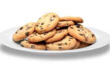 Frollini con gocce di cioccolato, senza burro, latte e uova, con la metà dei grassi saturi comuni nei frollini