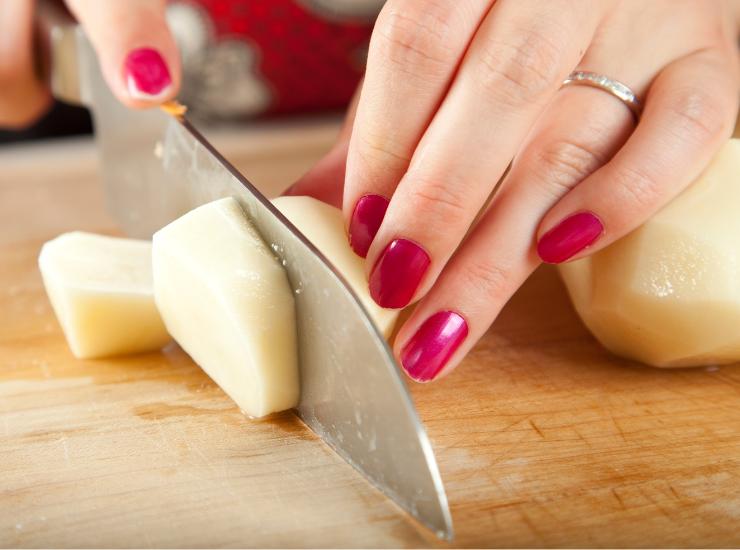 Hamburger speziato e patate ti insegno come preparare tutto in pochissimi minuti e servirai a cena in men che non si dica Ricettasprint