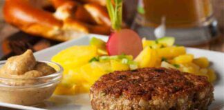 Hamburger speziato e patate ti insegno come preparare tutto in pochissimi minuti e servirai a cena in men che non si dica