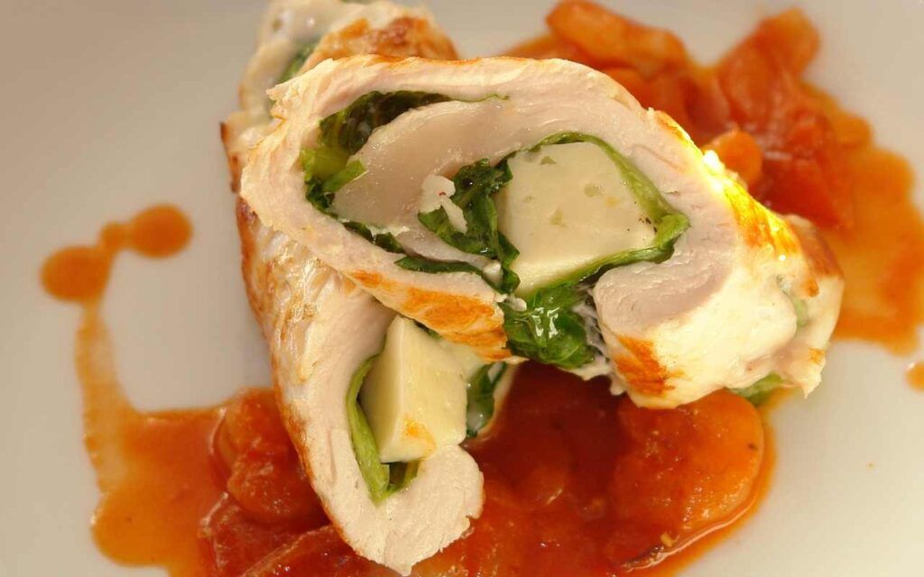Involtini di pollo con rucola e asiago, un piatto light per stare in