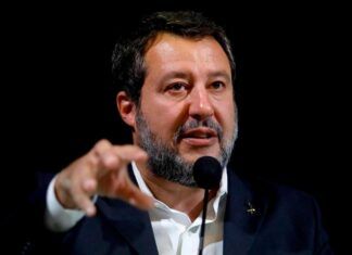 Matteo Salvini punta le pesche - RicetteSprint