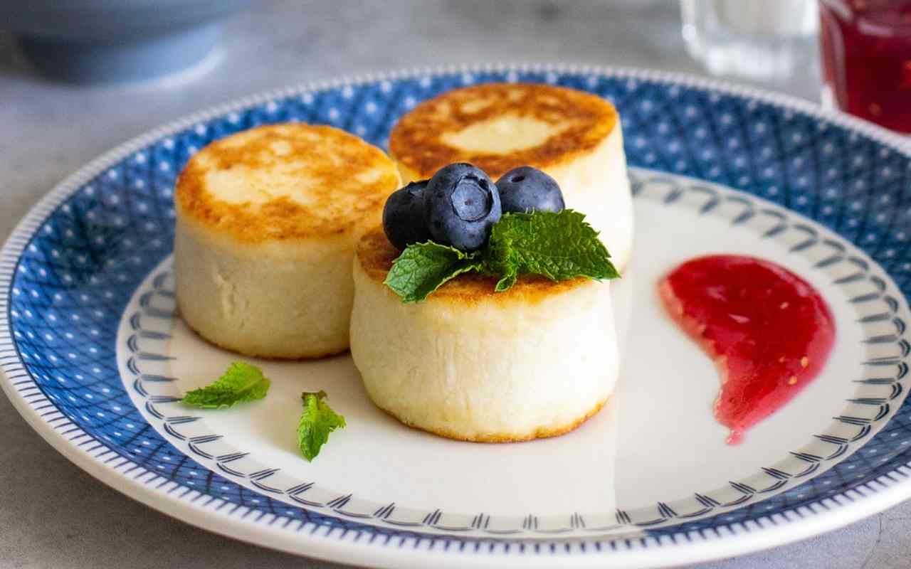 Medaglioni di cheesecake al mascarpone, deliziosi ed incantevoli dolcetti per il dopo cena  --- (Fonte immagine: https://www.ricettasprint.it/wp-content/uploads/2023/10/Medaglioni-di-cheesecake-al-mascarpone-08102023-ricettasprint.jpg)