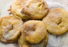 Due mele, un po’ di pastella, zucchero e cannella | Servili caldi: uno tira l’altro Mele in pastella - RicettaSprint