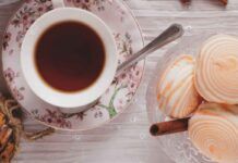 Meringhe con spirale di cannella: doppio gusto, doppia bontà, le devi provare subito! Meringhe con spirale di cannella 06102023 ricettasprint