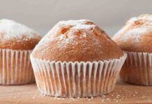 Muffin al latte caldo si sciolgono in bocca, sono incantevoli e deliziosi, non possono mancare in dispensa