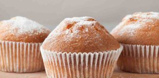 Muffin al latte caldo si sciolgono in bocca, sono incantevoli e deliziosi, non possono mancare in dispensa