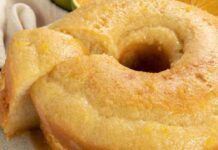 Non ti perdere la ricetta del classico ciambellone della nonna, alto soffice e al profumo di agrumi