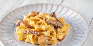 Ospiti improvvisi Condisci la pasta con pancetta, salsicce e potresti metterci anche un altro ingrediente, stenderai tutti, il bis è assicurato