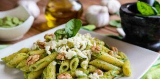 Pasta con pesto di spinaci, ma aggiungi le noci e la ricotta prima di servire e resti a bocca aperta