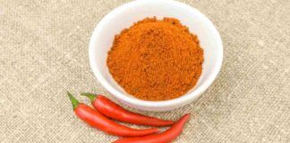 Mischia il pepe rosso con l'acqua - RicettaSprint