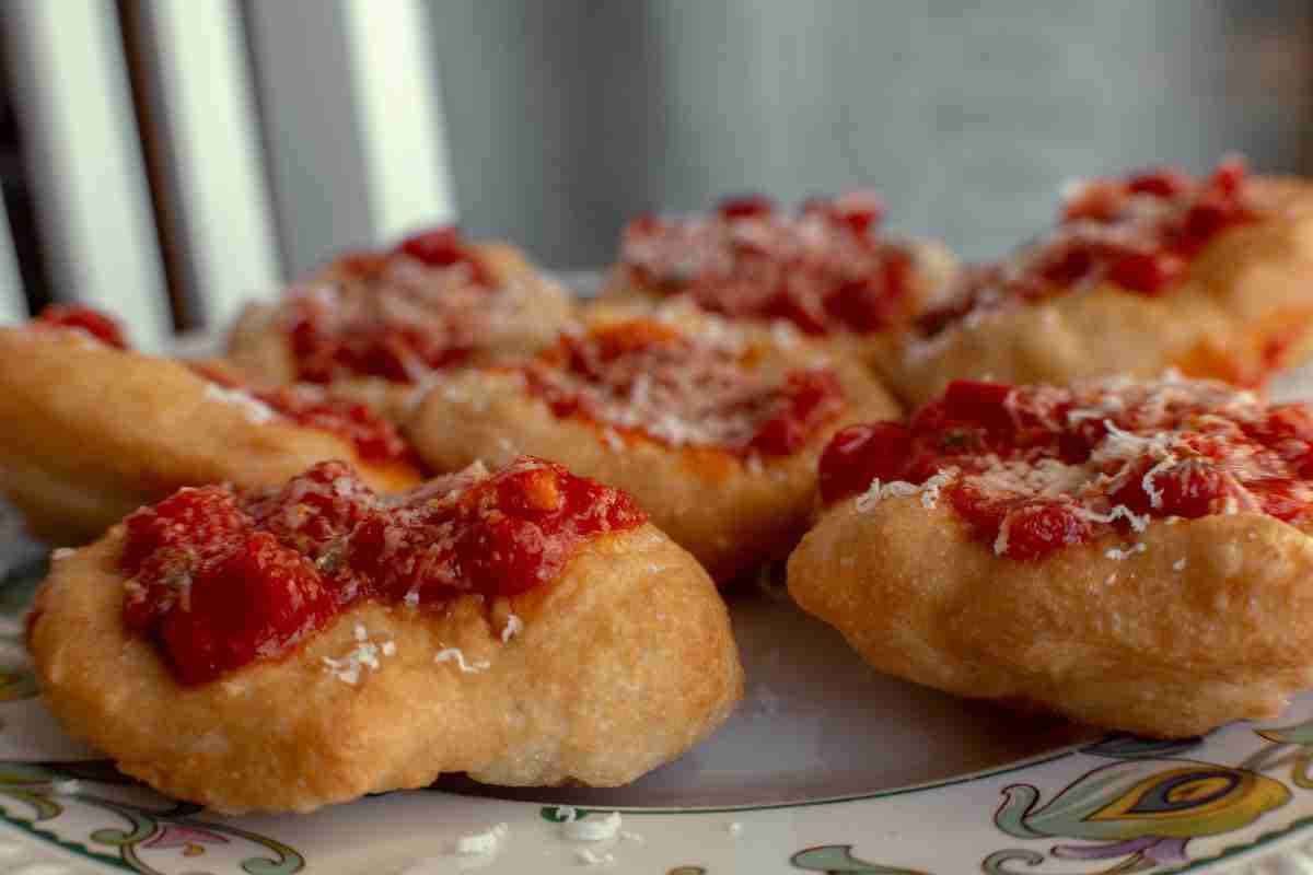 Pizzelle per cena, impastate e mettetevi comodi: tra qualche ora lavorate la pasta e friggetela in un attimo, spacca  --- (Fonte immagine: https://www.ricettasprint.it/wp-content/uploads/2023/10/Pizzelle-fritte-20231031.jpg)