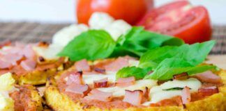 Pizzette di cavolfiore leggere e croccanti, per renderle più accattivanti le condisco con prosciutto, pomodoro e mozzarella