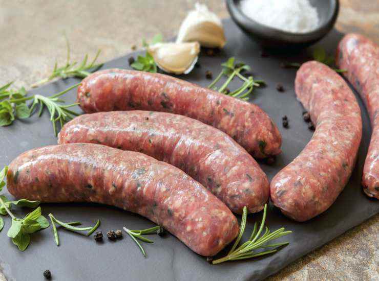 Polenta con salsiccia aggiungo del pomodoro fresco, non hai bisogno di altro a cena, solo del pane fresco per fare la scarpetta Ricettasprint