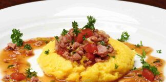 Polenta con salsiccia aggiungo del pomodoro fresco, non hai bisogno di altro a cena, solo del pane fresco per fare la scarpetta