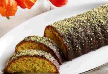 Rotolo alla zucca: ti conquisterà la glassa al cioccolato e la granella di pistacchi, la tua merenda sarà differente Rotolo alla zucca ti conquisterà la glassa al cioccolato e la granella di pistacchi, la tua merenda sarà differente