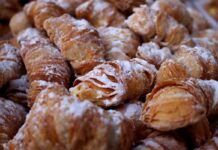 Sfogliatelle alla crema: con gli ingredienti che hai in casa, ti faccio preparare una merenda scrocchiante! Sfogliatelle alla crema: ti faccio preparare una merenda scrocchiante ricettasprint.it