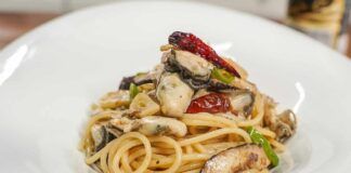 Spaghetti ai peperoni e frutti di mare, un piatto dal mix esplosivo buono da leccarsi i baffi ricettasprint.it