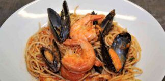 Spaghetti al pomodoro con cozze e gamberi 07102023 ricettasprint