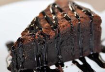 Torta di sole uova e cioccolato | Niente latte e farina, servila come dolce dopo cena Torta al cioccolato di sole uova - RicettaSprint